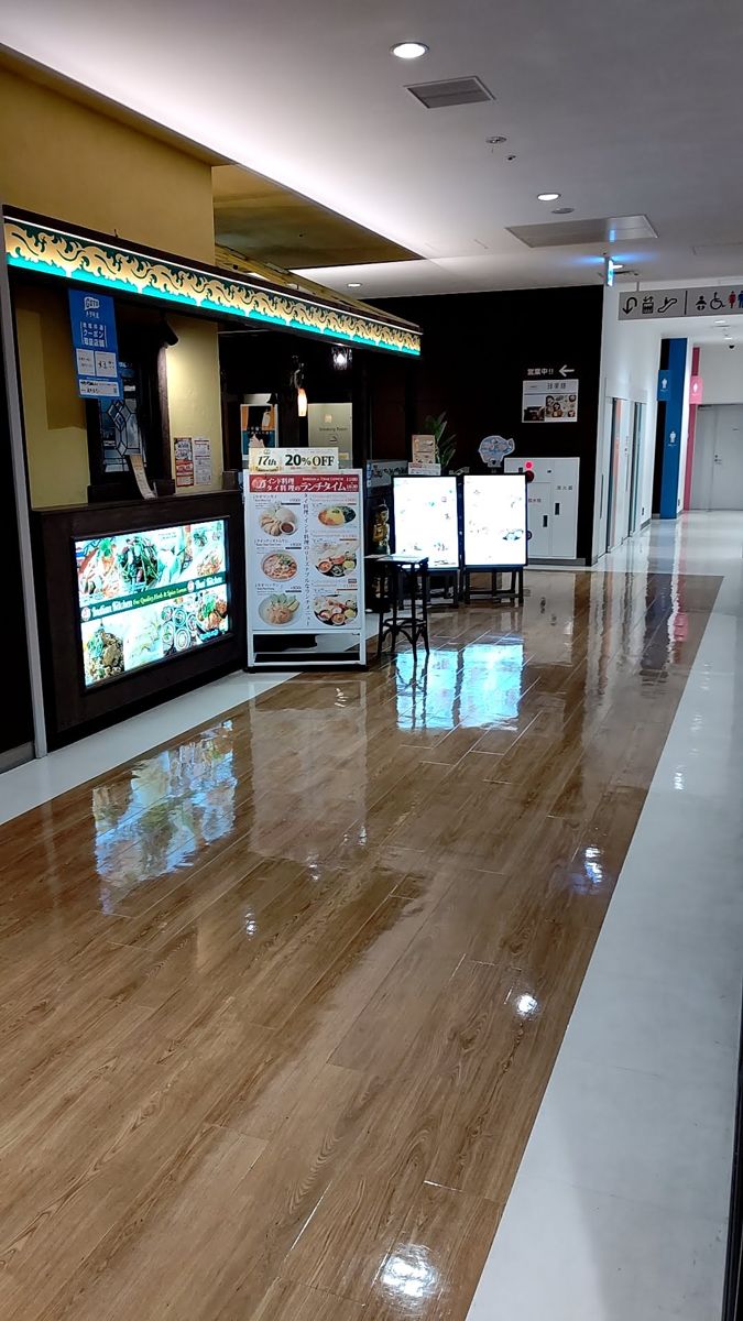 木目の床の通路に飲食店が並ぶ